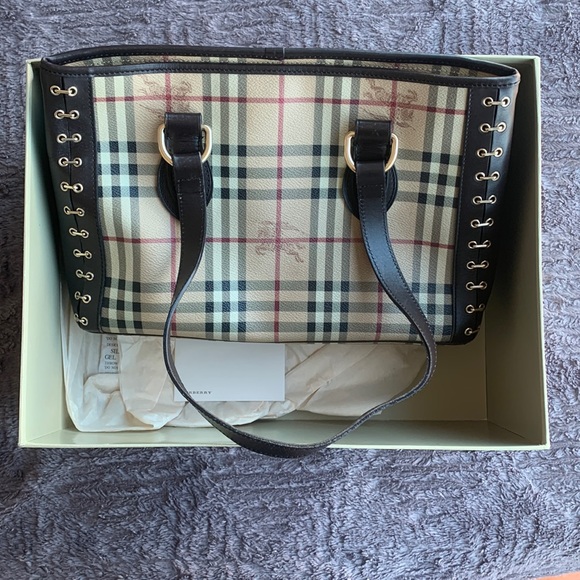 Classic Burberry Authentic Bag - Picture 4 of 15